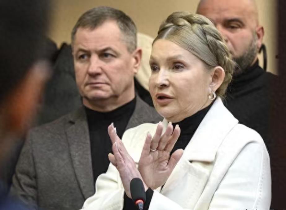 季莫申科面对泽连斯基的“刁难”，并没打算逃走，而是直接喊话，表示我会等着你倒台的