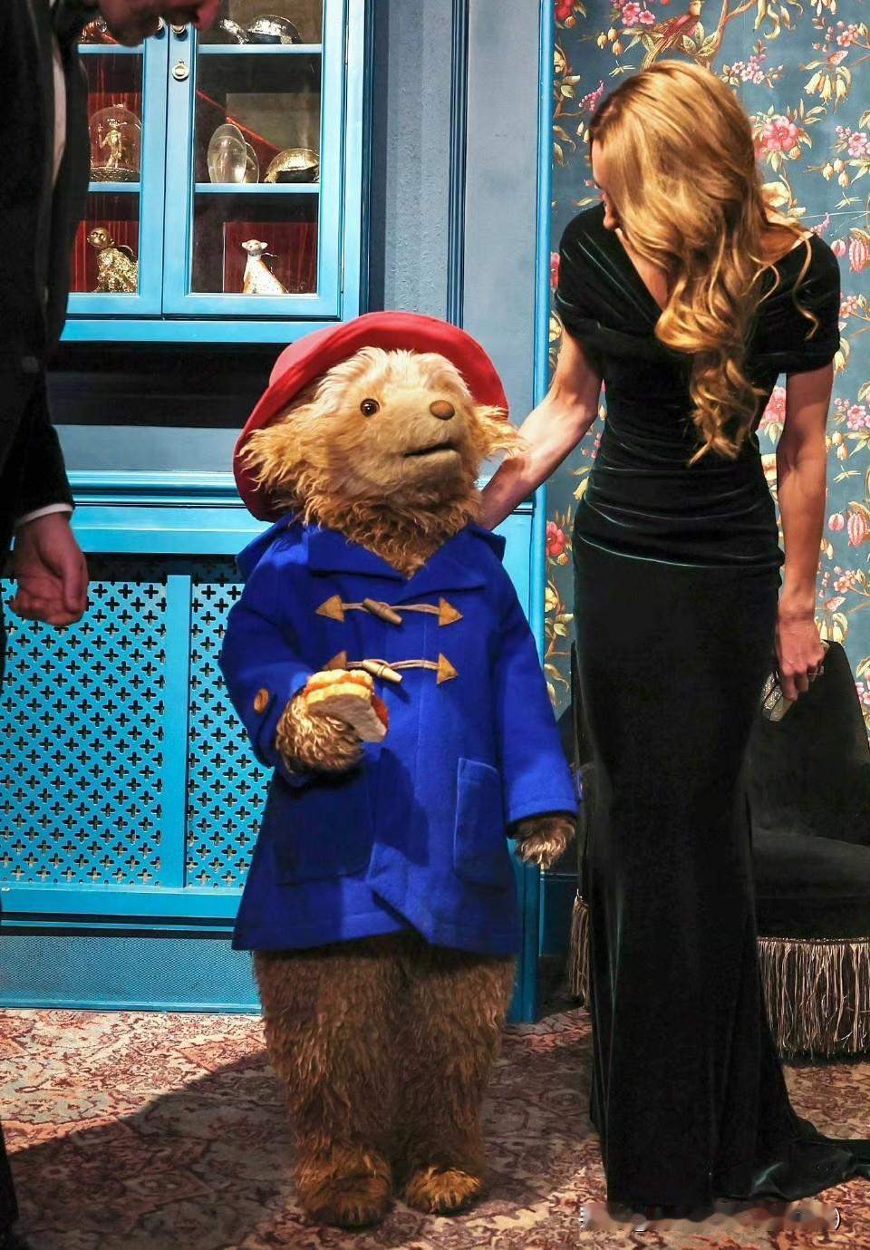 昨晚威廉凯特王储夫妇观看完演出后，还参加了合影环节，和帕丁顿熊一起，很有回忆感！