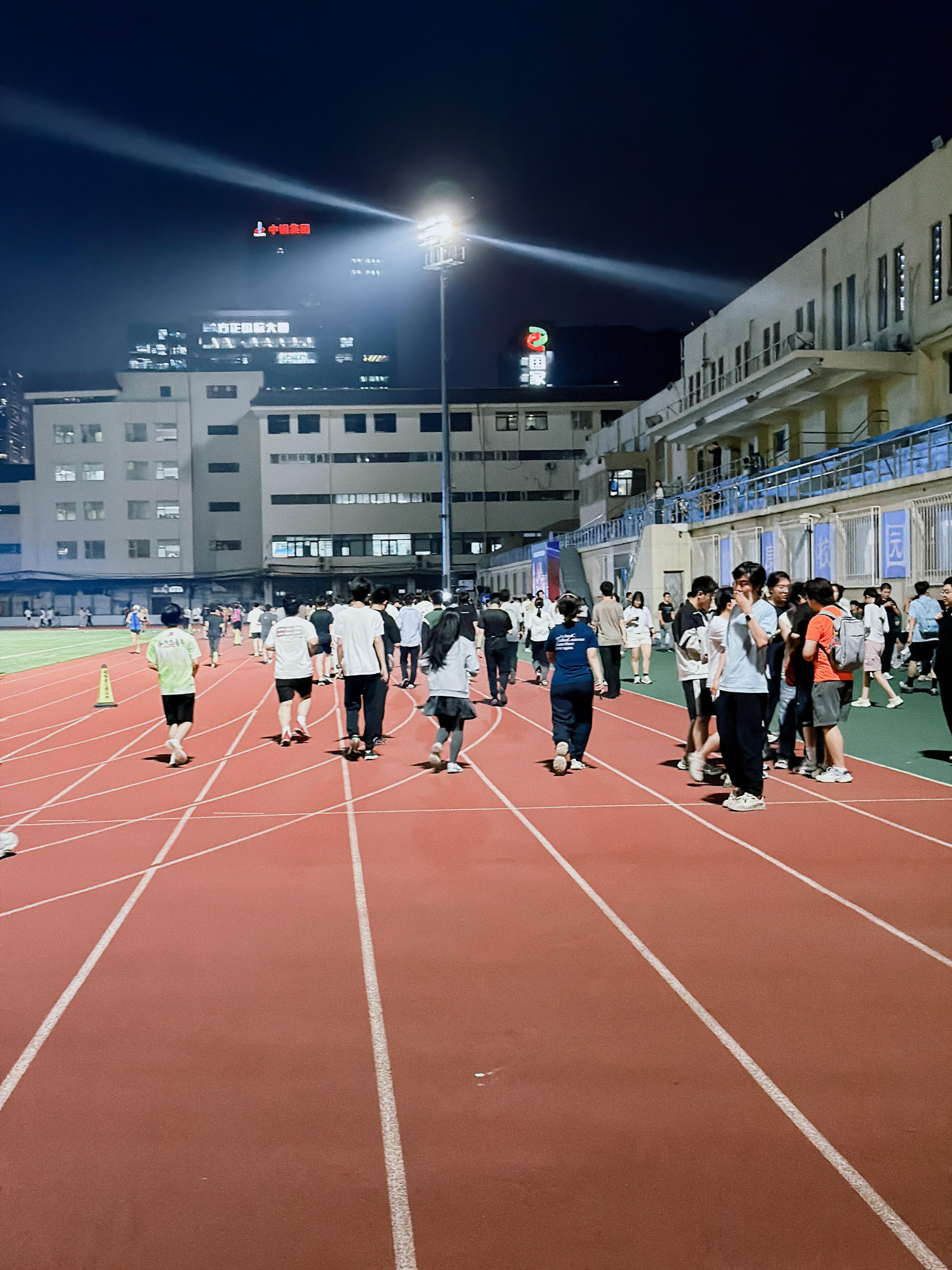 3小时从北大跑向丹麦 无需羡慕别处的校园景致，坚守运动本心就能收获别样精彩。夜幕