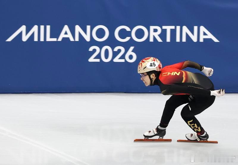 女子500米比赛中，中国队只有范可新一人晋级半决赛，张楚桐和王欣然都因犯规止步四