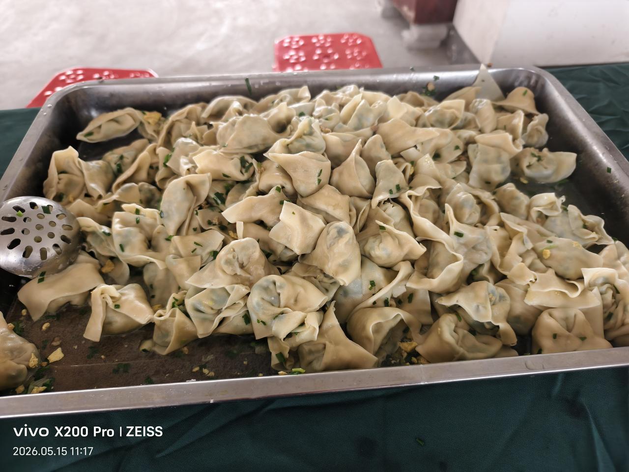 黄家湾社区爱心志愿者为大家亲手准备的农家饭，饺子都是她们自己擀皮剁馅动手包的。真