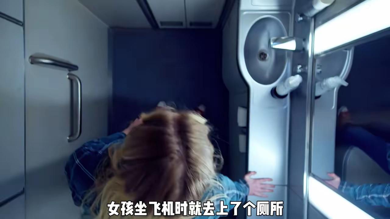 离谱到家！女子飞机如厕被推门看见，张口就要航司赔金卡，网友炸锅：讹过头了。
 