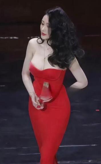 张天爱的胯，那才是货真价实的胯。这么多年过去了，张天爱的身材依旧。

明明长着一