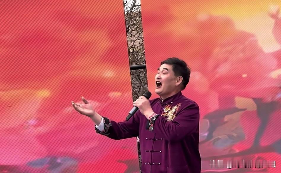 谁也挡不住大衣哥！赴京参加五一晚会开录，前一场曲阜音乐节已封神。
今天上午，大衣