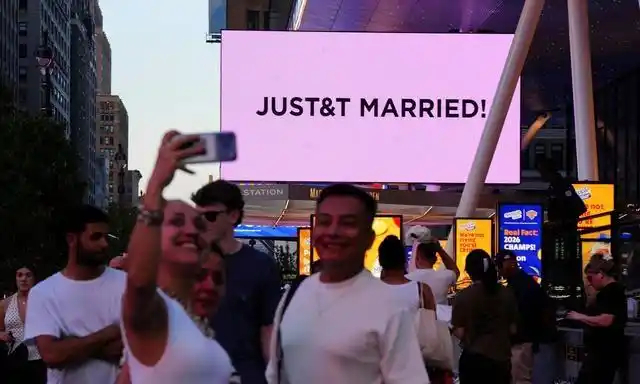 霉霉大婚场外抢镜！白宫连发动态蹭流量，这波操作真让人看不懂 