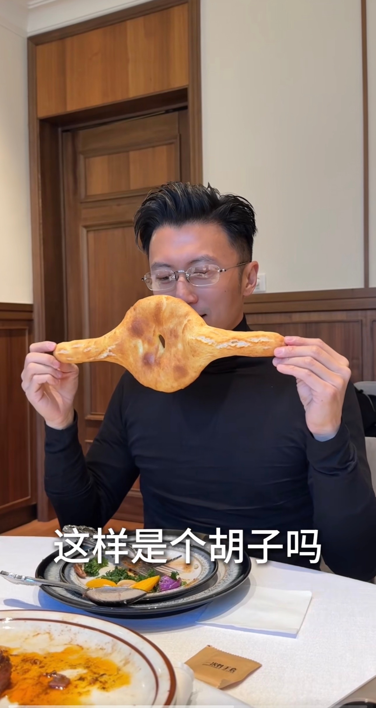 大众点评成谢霆锋朋友圈了 我就说大众点评的代言人预热视频里那个迷人的下颌线是来自