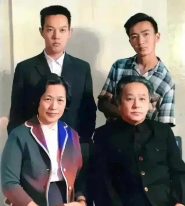 这是50年代，王明一家在苏联时的合影。照片中，王明梳着大背头，身穿中山装，身边坐