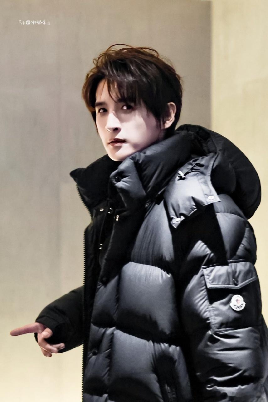 张远唱完娃娃脸重返二十岁 当熟悉的旋律与清爽的舞台形象结合，张远成功唤醒了歌曲里