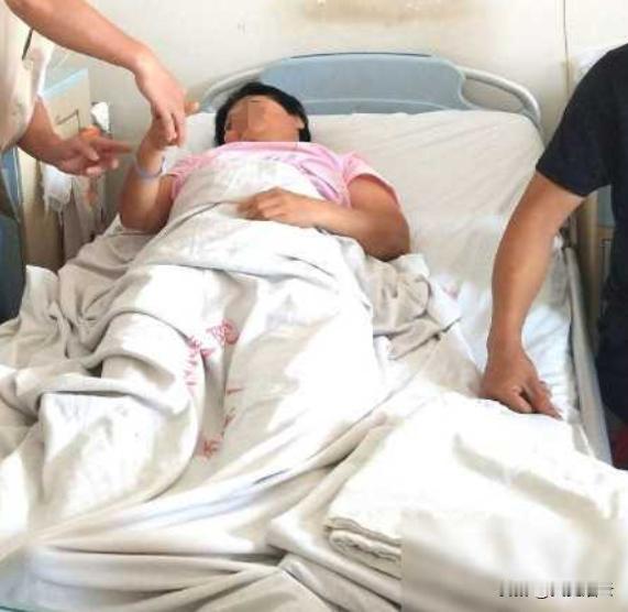 何家算不上富裕,但总有一种温馨的气息环绕着。何妈妈一手操持家务,一手外出打工,勤