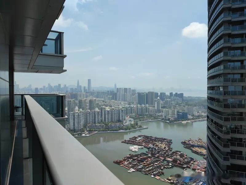 深圳前海时代CEO公馆，210平4+1房中楼层，今年1月份的成交价是1990万，