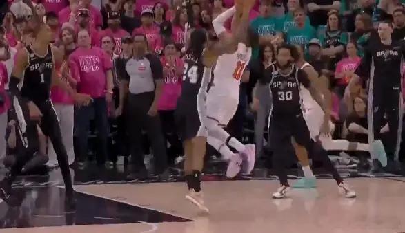NBA总决赛球迷冲场这届总决赛确实好看啊，尼克斯客场逆袭马刺拿下胜利！文班亚马出