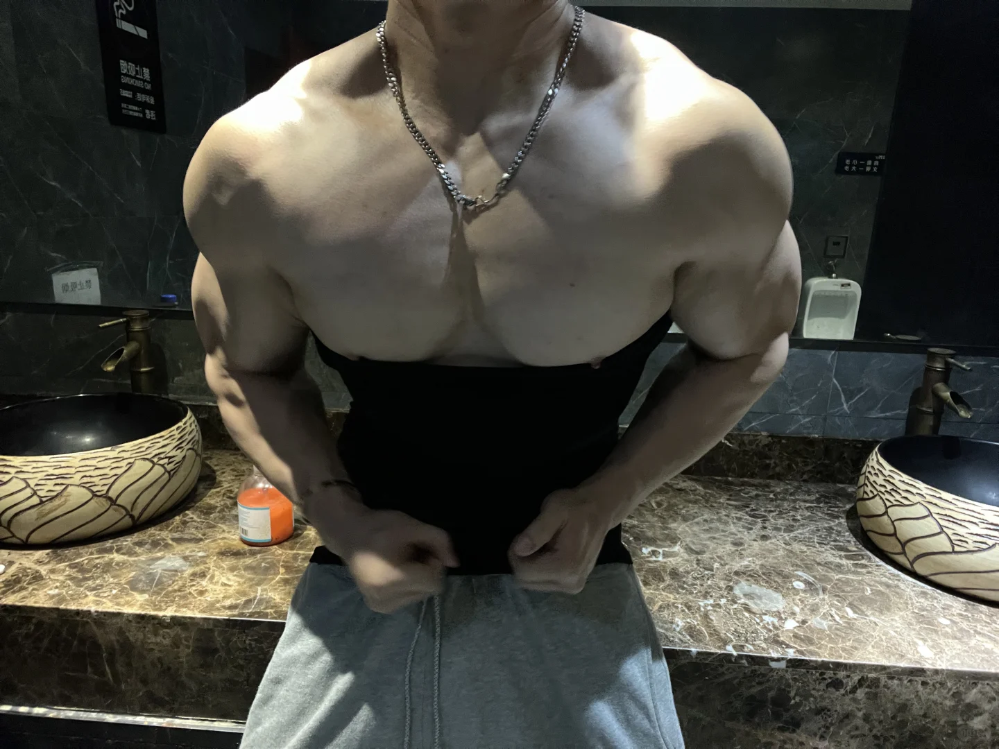 实况！胸肌拉丝