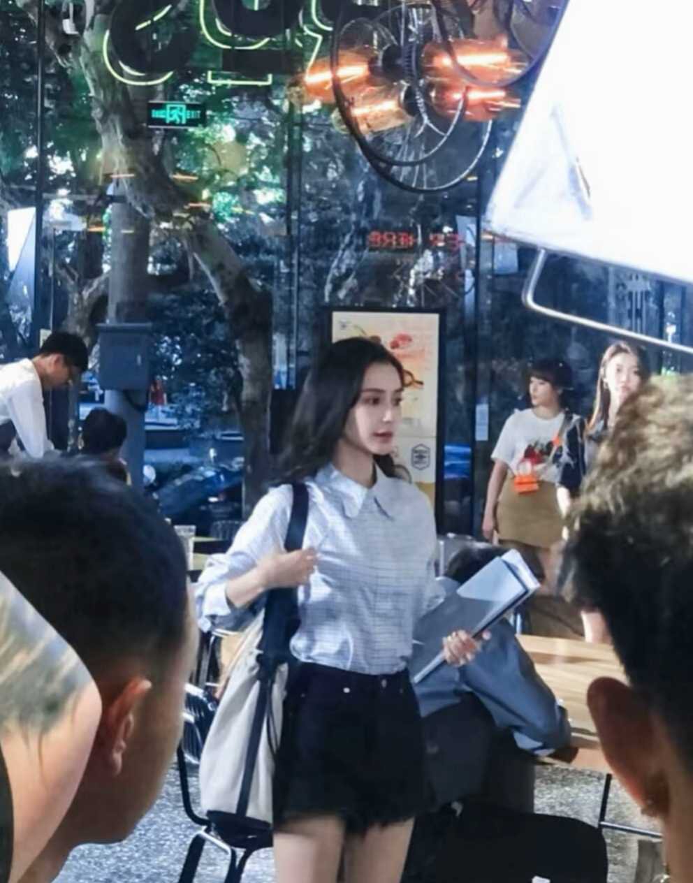 angelababy angelababy 时间予我千万种满心欢喜，沿途逐枝怒放