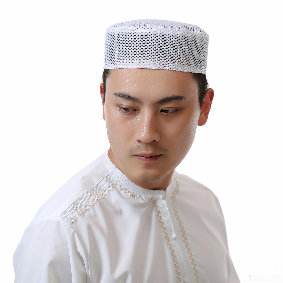 回族男人为什么戴无檐白色帽子？主要和宗教信仰有关。伊斯兰教规定做礼拜要遮盖头部以