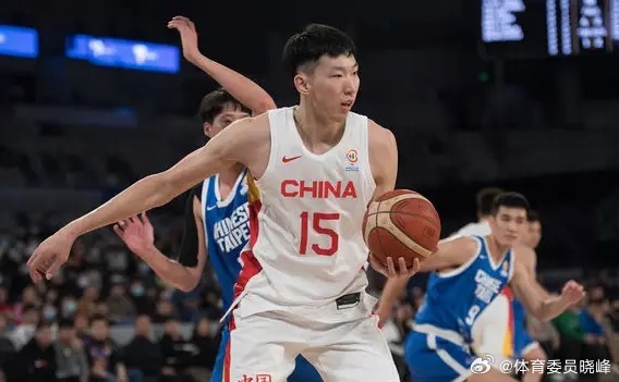 北京男篮球员周琦将搭档杨健、杨毅解说本场比赛。 