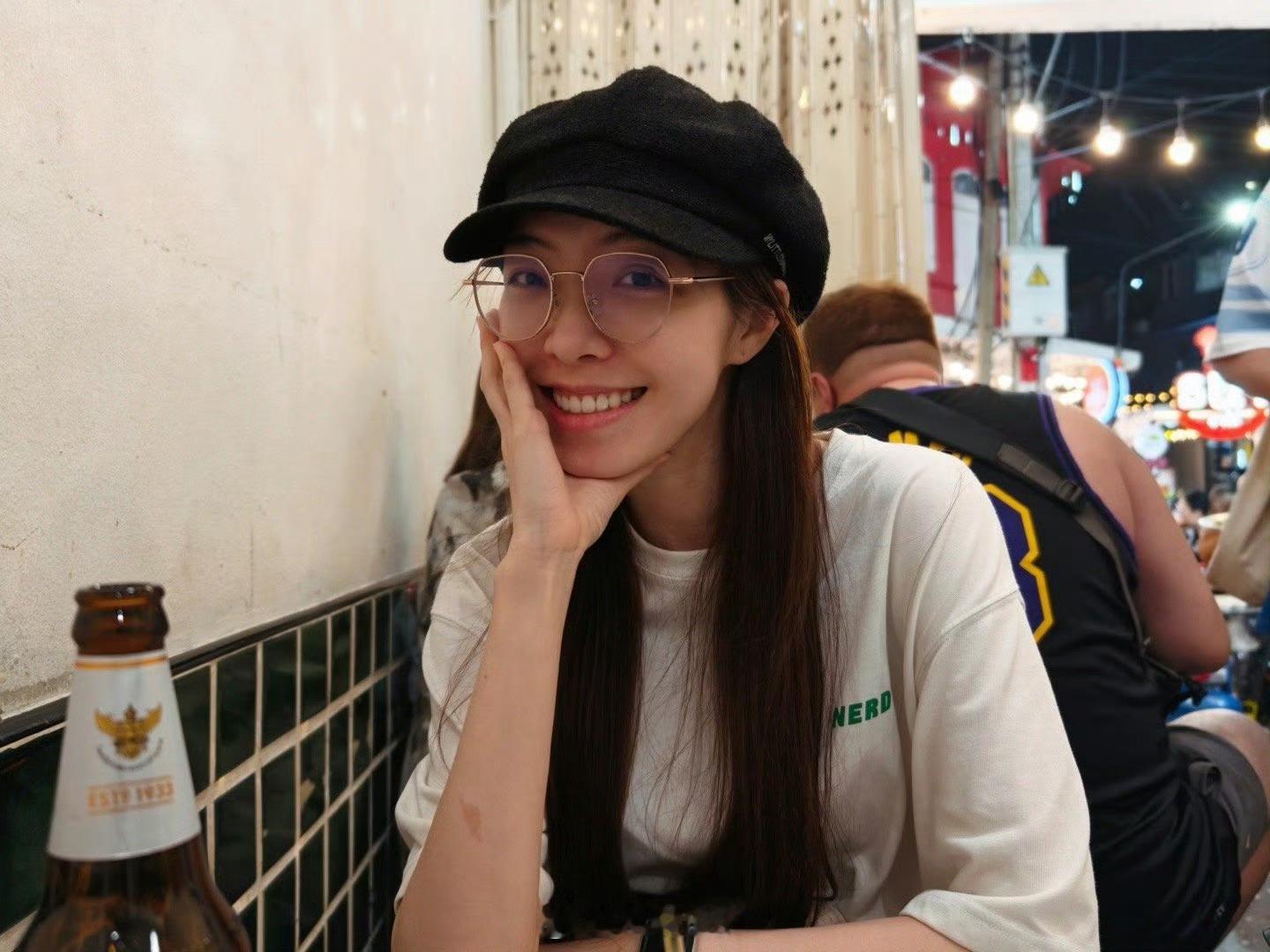 S15lpl最受欢迎主持希然更博晒照：好吃好玩好逛成这样 何意味～说实话有些角度