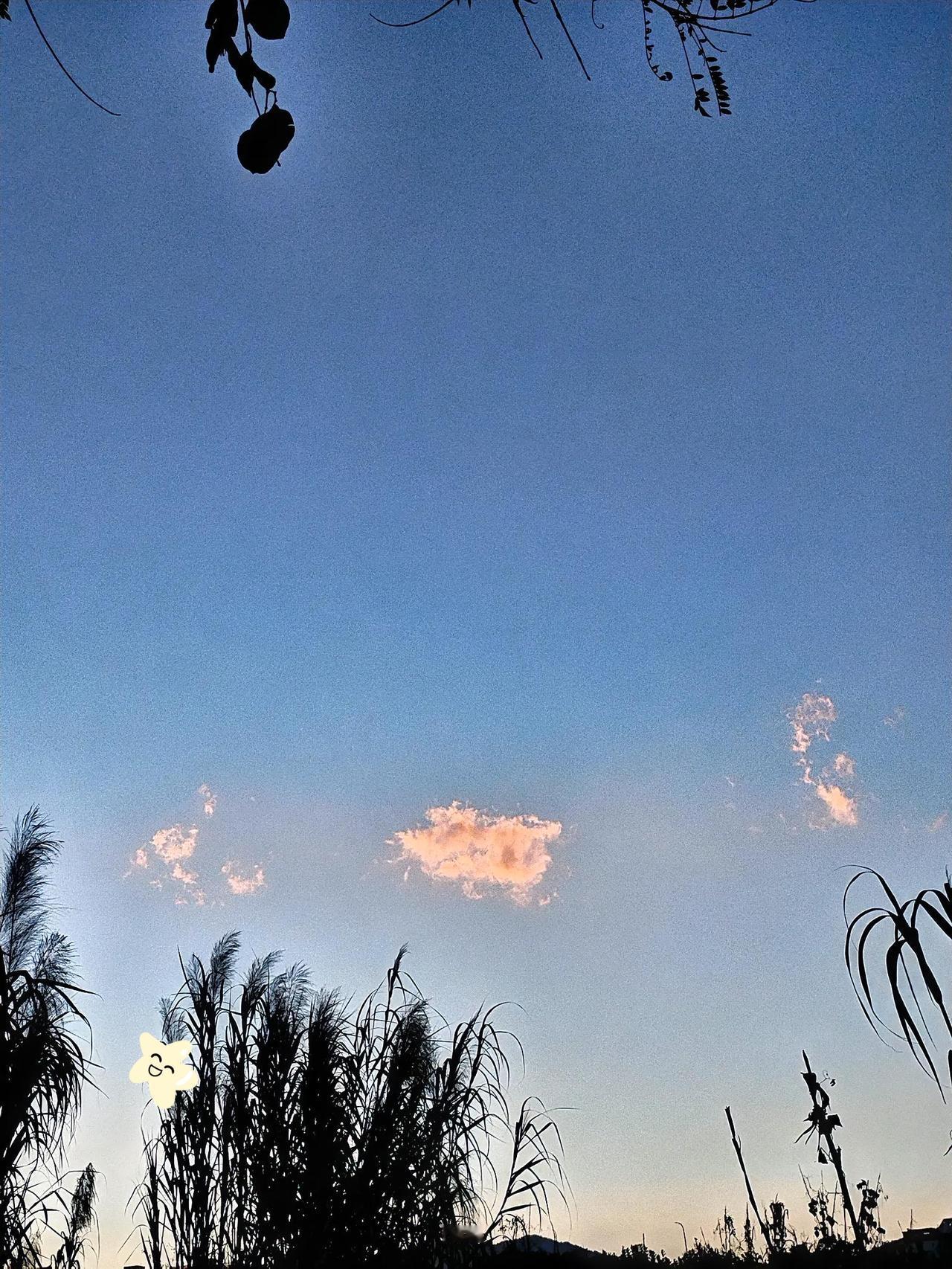 今年冬天的不同 夕阳西下，云卷云舒，静享美好时光。今年冬天确实格外不同。以往冬日