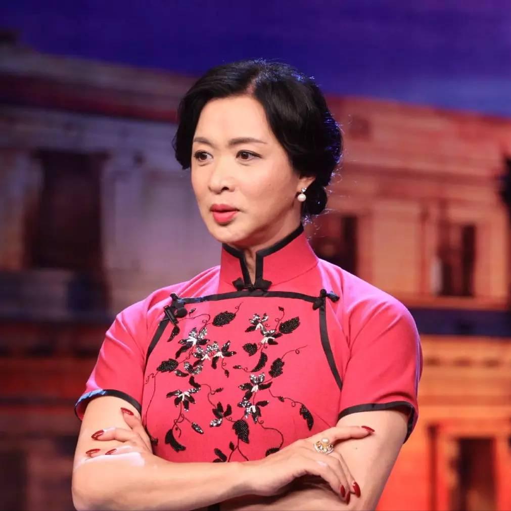 主持人，金星，问演员贾玲，你说过一句话，非常吸引人，你说你选中相声，好像女人走错