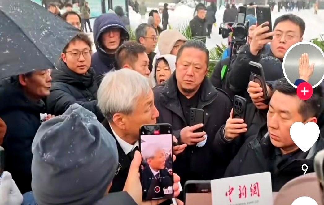 雪里跪别的对手
 
八宝山那天大雪，千人排队，最显眼的是满头白发的韩国老头。曹薰