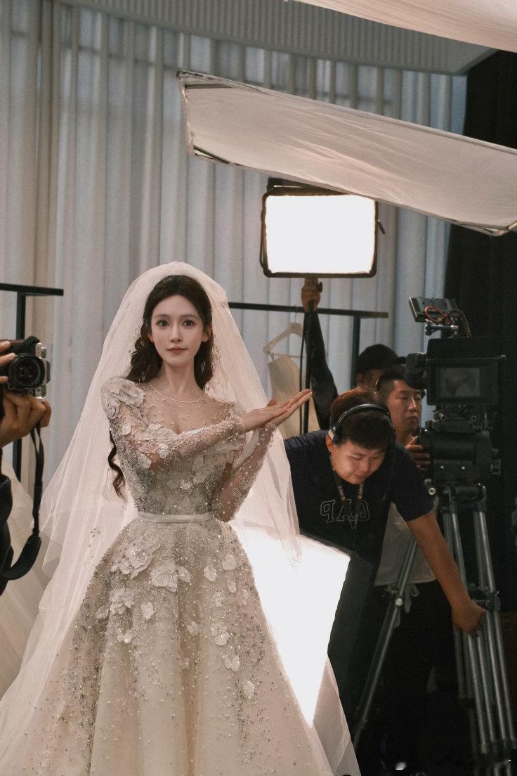 赵熙玥夏程程人间清醒 发现背叛，不哭不闹不追问，安静片刻然后头也不回地转身。夏程