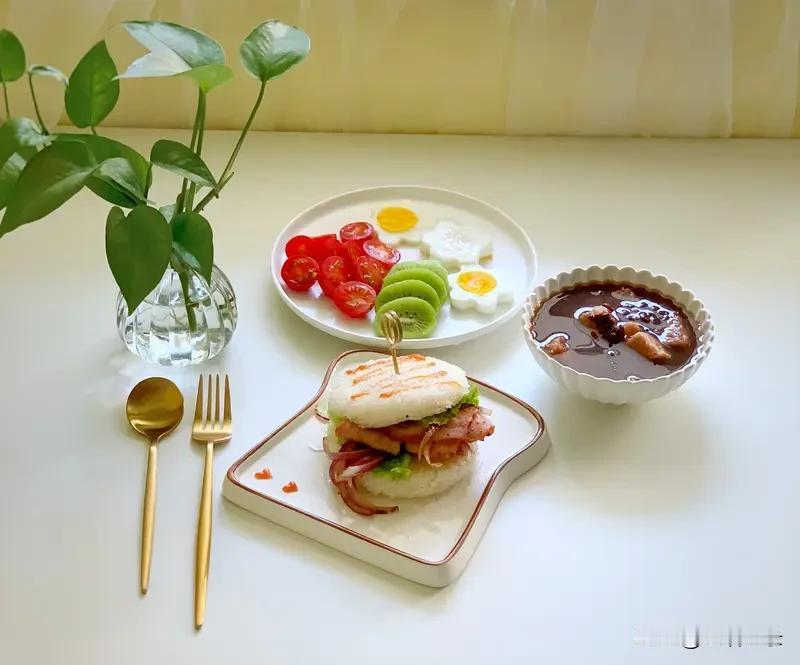 早饭要吃好
早餐是：
辣椒、番茄炒洋葱
汤里放了番茄片、粉条、荆芥和香肠片
玉米