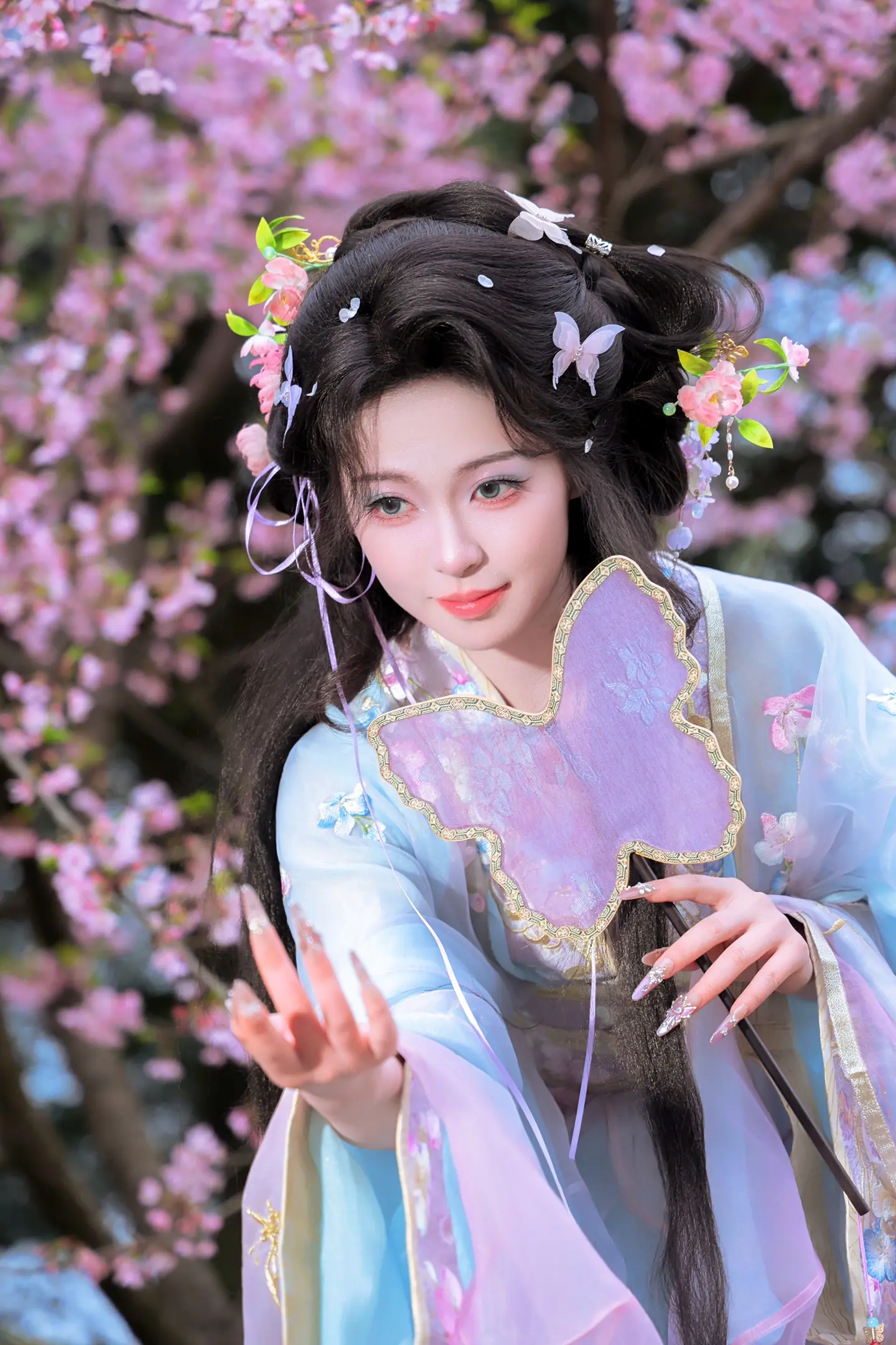 “樱花树下站谁都美”