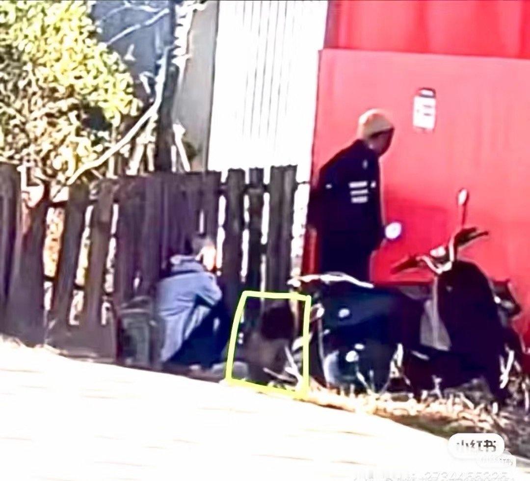 野人小孩爸爸回应孩子不穿衣服恳请大家热度顶起来，小红书那边消息更多，云南那边具体