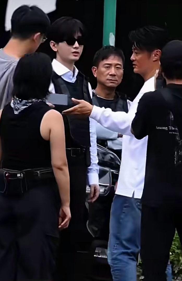 成毅余文乐对戏成毅与余文乐在港风悬疑剧《》片场迎来同框，路透中两人认真对戏、互动