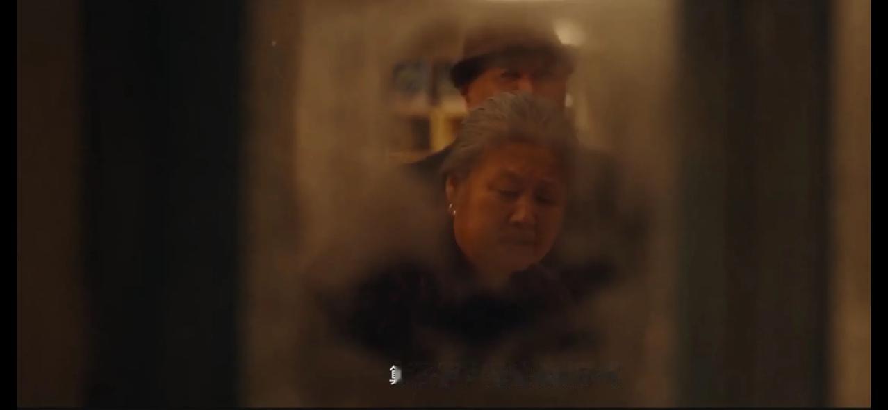 当年曾想仗剑走天涯，
豪气干云，
出门才发现，
下雨路湿滑，
一不小心，摔了个大