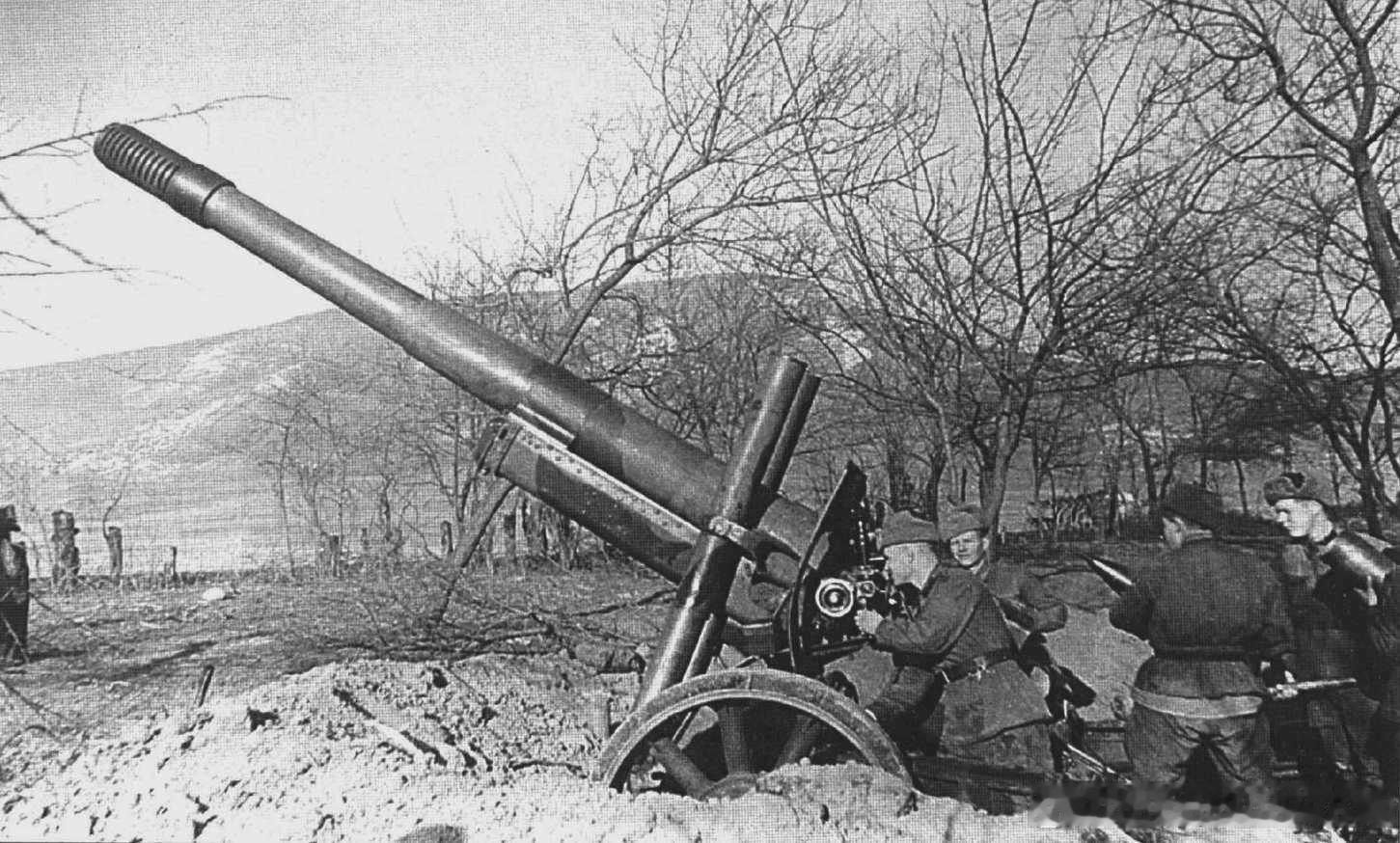 1943年2月苏军北高加索方面军1门МЛ-20型152毫米加榴炮准备对德军射击军