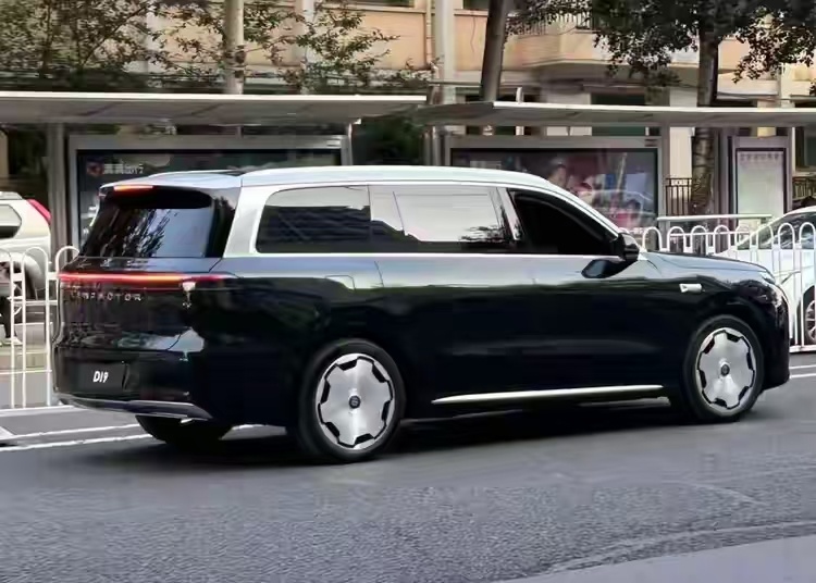 这是零跑………半价大饼轮M9[无聊] ​​​
