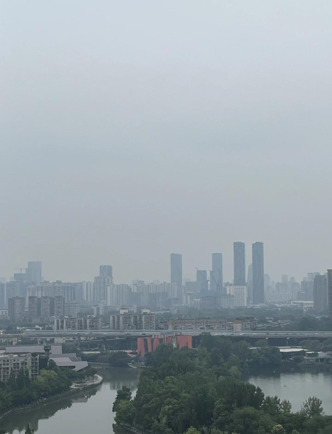 成都空气质量
2026年6月15日，农历五月初一
灰蒙蒙一片，手机原图，甚至我认