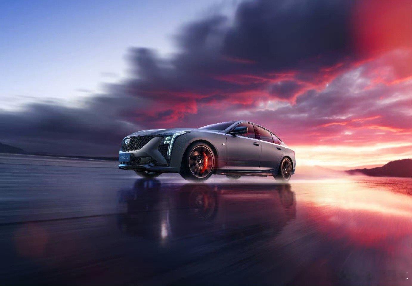 凯迪拉克CT5 这个最新的“飓风哑光灰”颜色很帅，和赛道很match，并且还配了