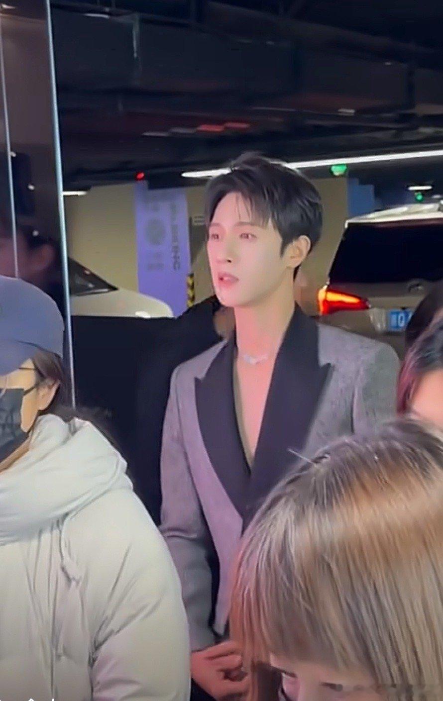 李昀锐邓为dior活动路透李昀锐邓为dior活动状态 真好看