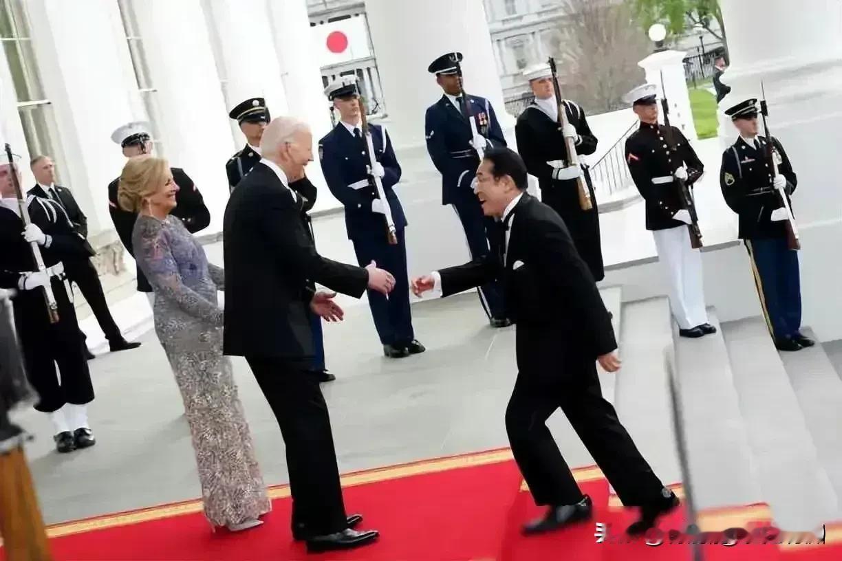 日元被做空的原因找到了。请看下图：
     近日，国际资本正在围猎小日本，说明