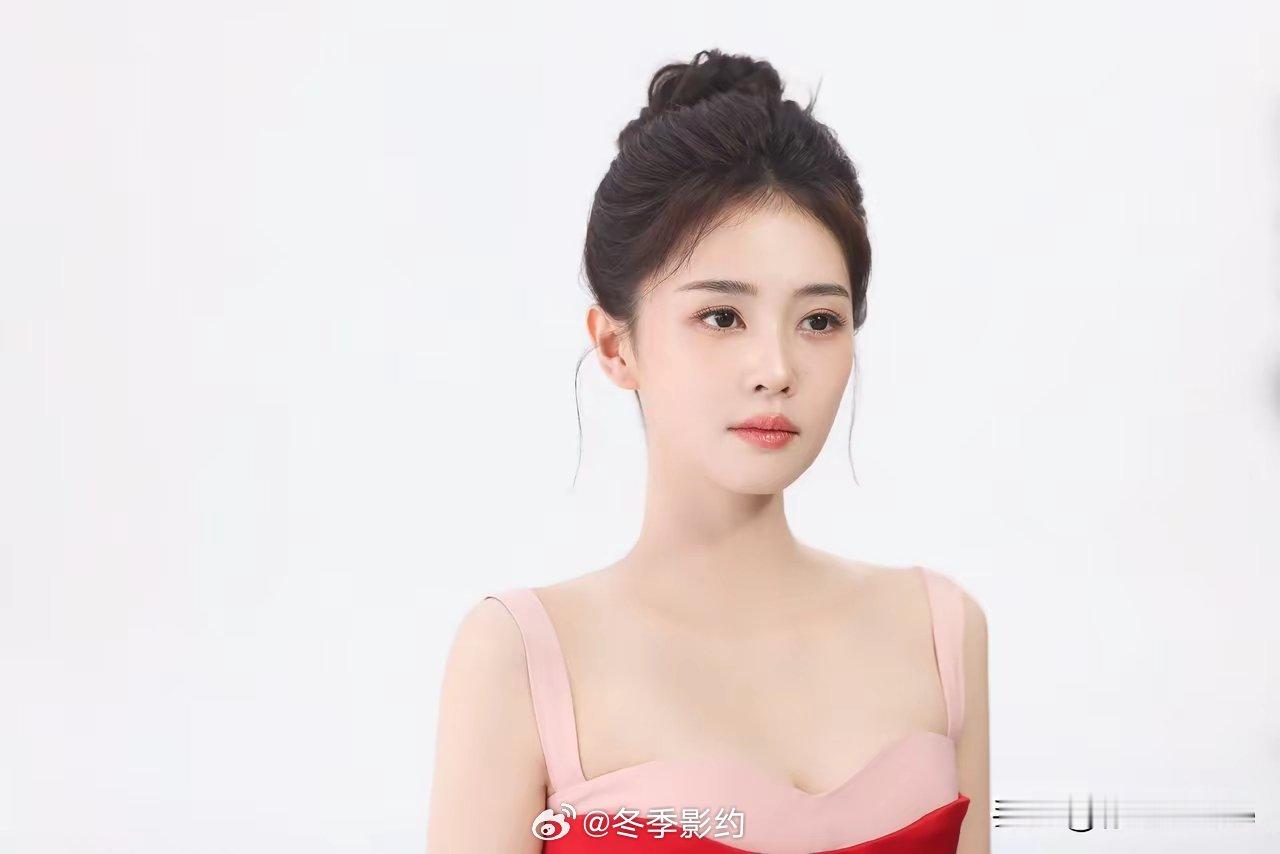 5月13日，白鹿成立个人独资公司叫鹿妍，取自白鹿艺名与本名白梦妍尾字的结合版！不