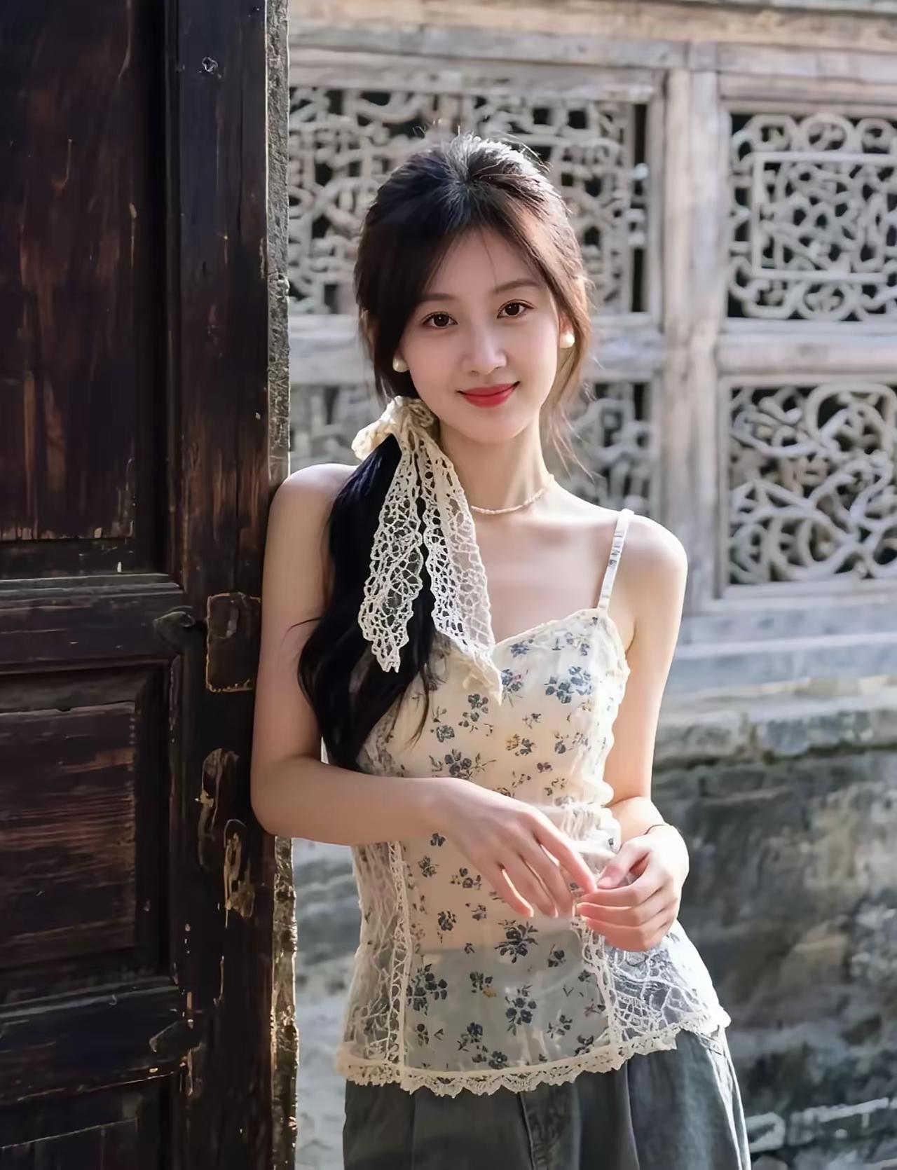 复古风少女，花边蕾丝裙，微笑门边，怀旧情怀