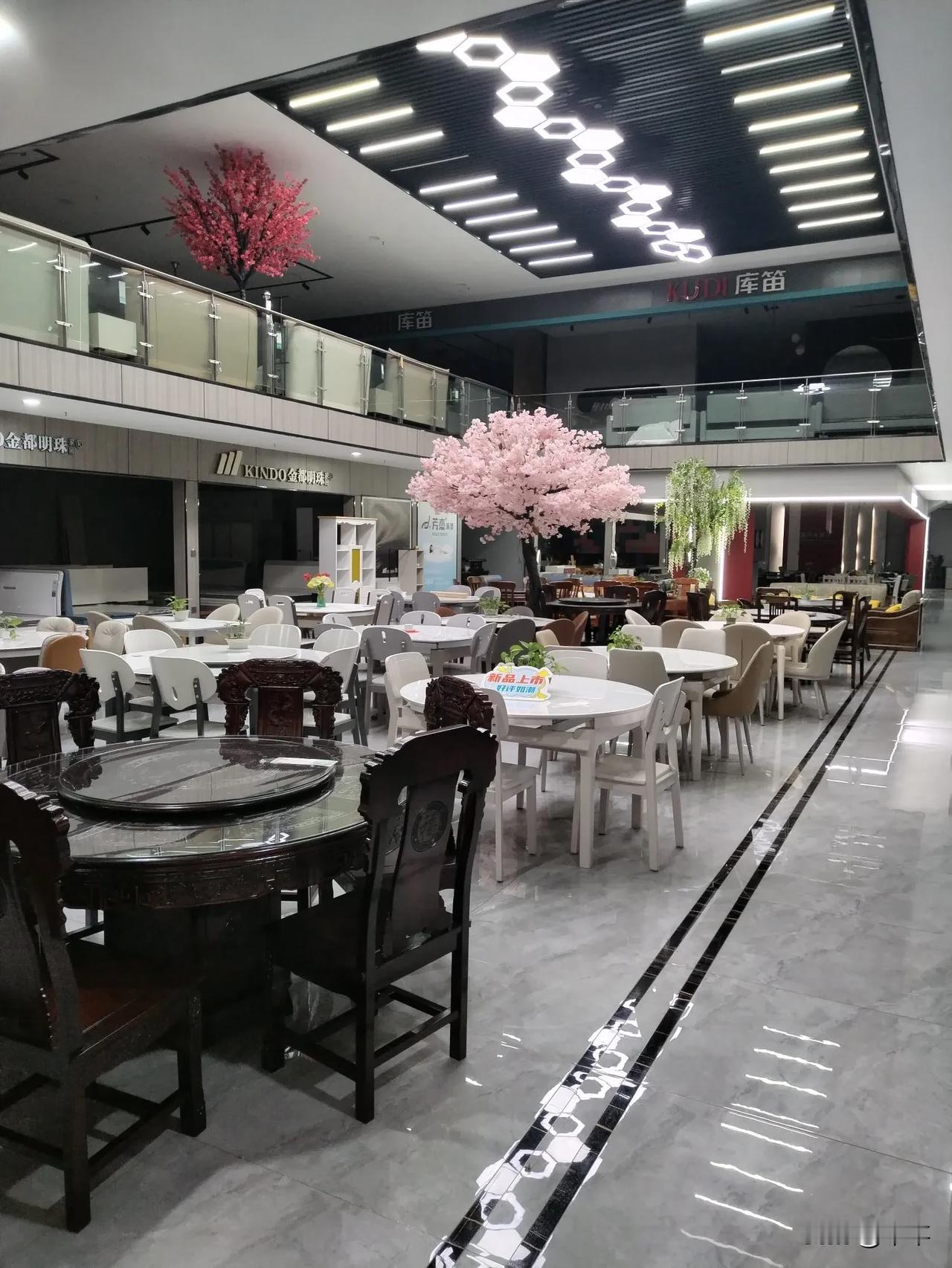 店主生了个儿子，今天办酒席，她说:你是新来的，你看店就行。可是，其他的同事都去吃