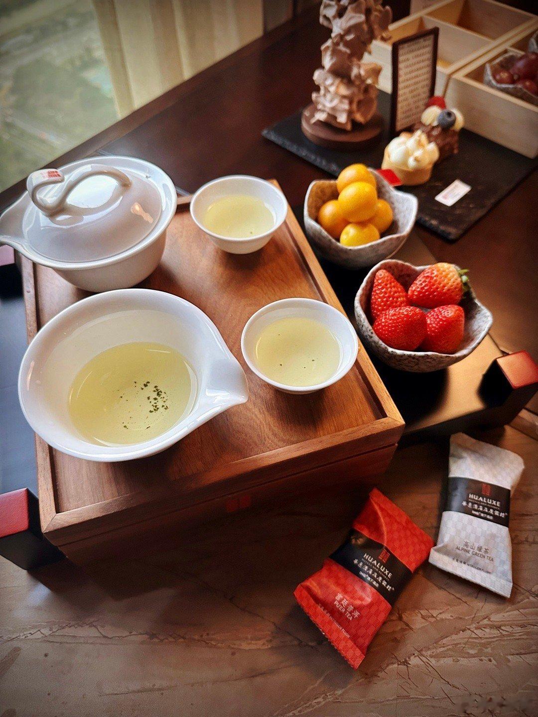 入住华邑，马上有一口私房好茶🍵，还有巧克力做的太湖石哦。[笑哈哈]  ​​​