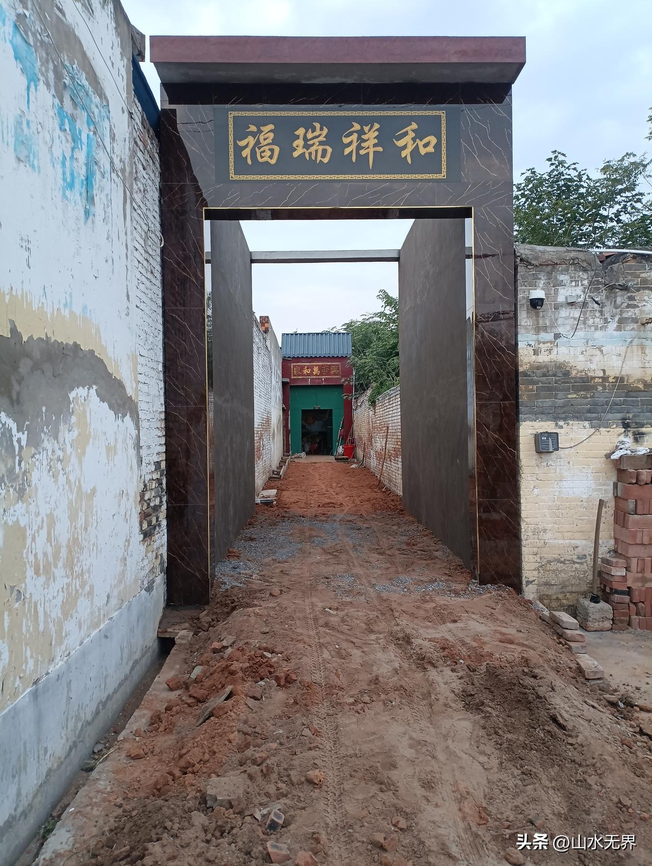 农村门楼藏着老风俗！一块门匾，寄托一家人的心愿
 
今天下午，邻居家的新门楼顺利