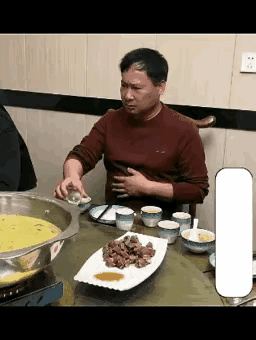 多尴尬啊，红衣男子举起酒杯张罗一杯酒，一桌子的人没有一个响应的，反倒是他们互相之