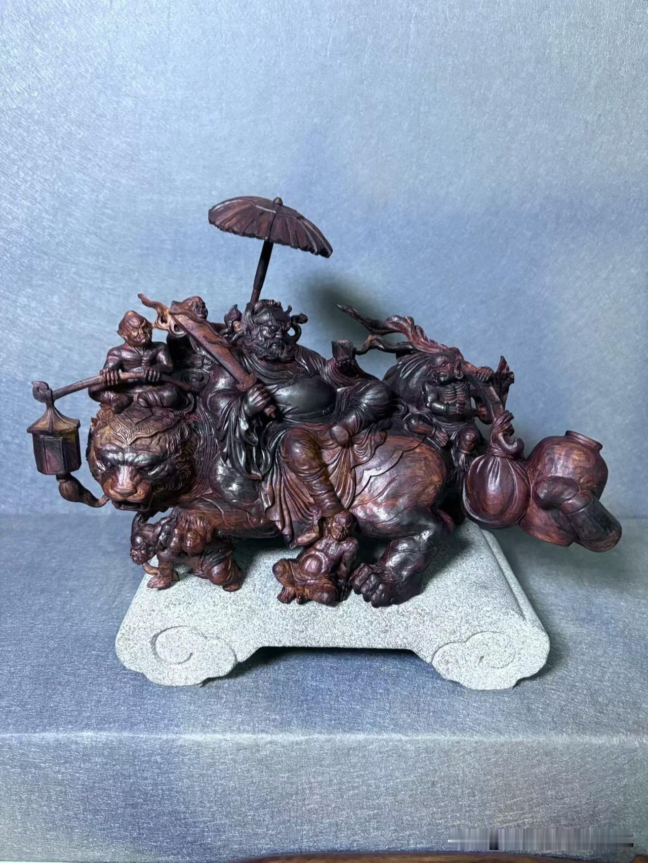 这尊钟馗，不是坐着镇，而是在“走”。

海南紫油梨的料，油润深沉，暗红里透着黑光