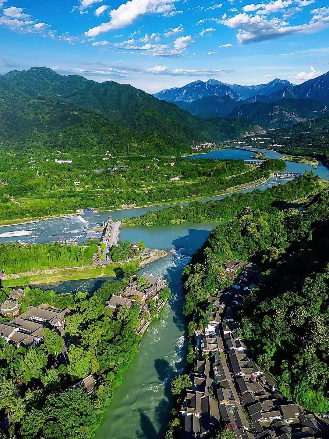 这一站，都江堰
这个秋天遇见都江堰❗️
如果你计划前往成都旅游，千万不要错过都江