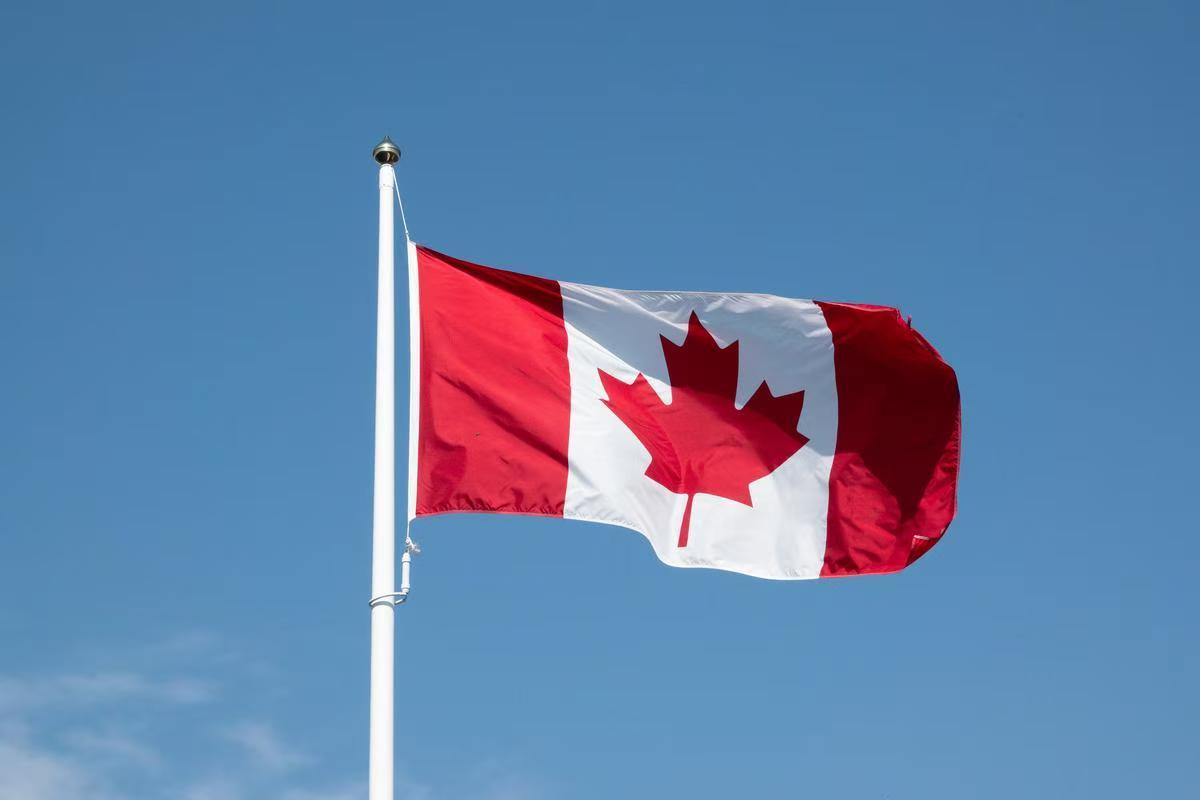 不出意外，十年后加拿大会坐上西方的第二把交椅！
最近外媒报道了两个消息：
1、加