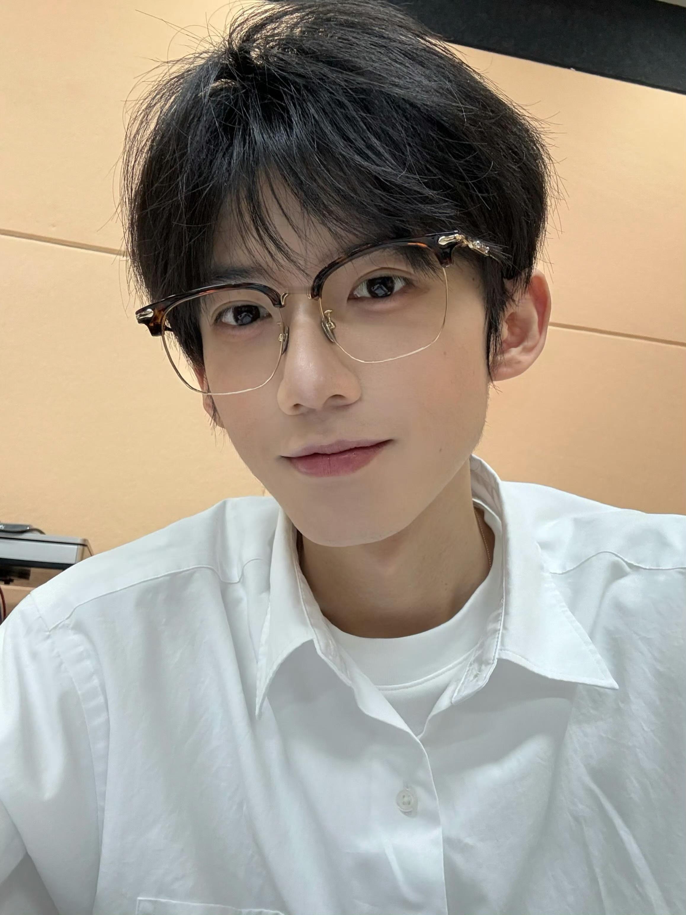 我这辈子都跌倒在你们这群少年眼镜男脚下了歪歪我喜欢你呀！我爱年下我爱歪歪 歪歪偶