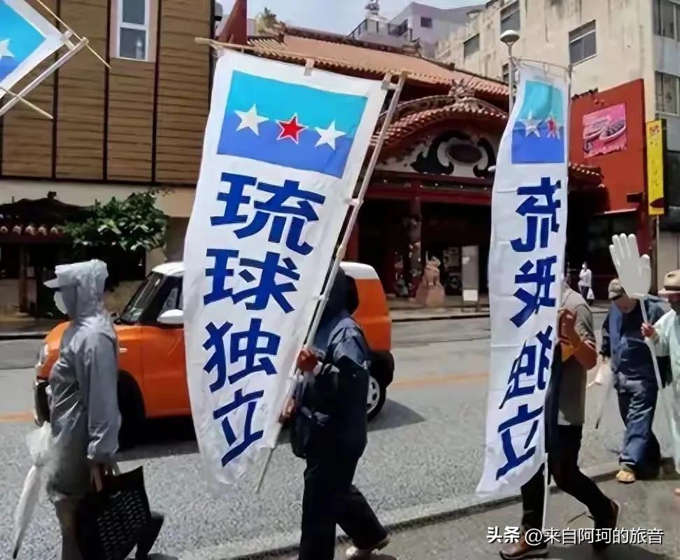 2026年6月，冲绳知事玉城丹尼去了北京通州一处不起眼的墓地。他对着墓碑烧了香，