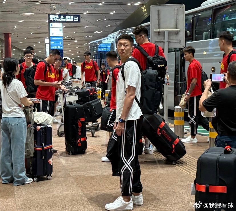 中国男篮出发前往西班牙，开启为期两周的欧洲拉练，小伙子们加油！ ​​​