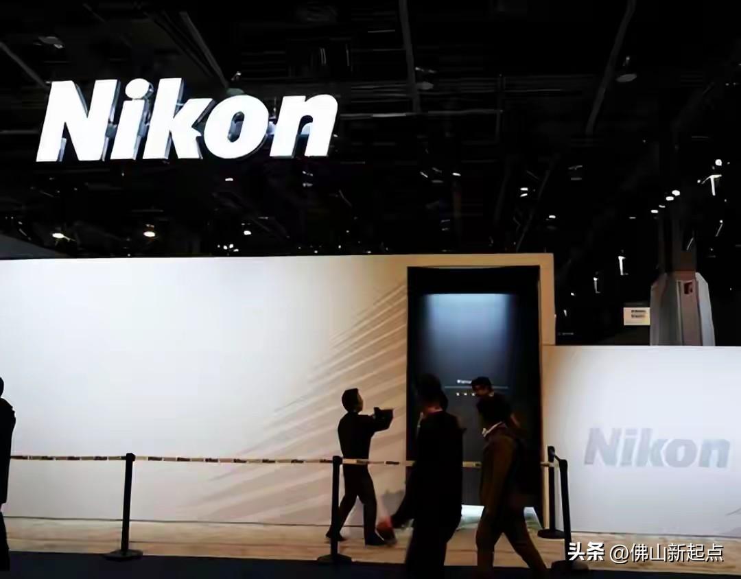 中国光刻机突围，最先扛不住的居然是日本。日本尼康2025财年预亏850亿日元，约
