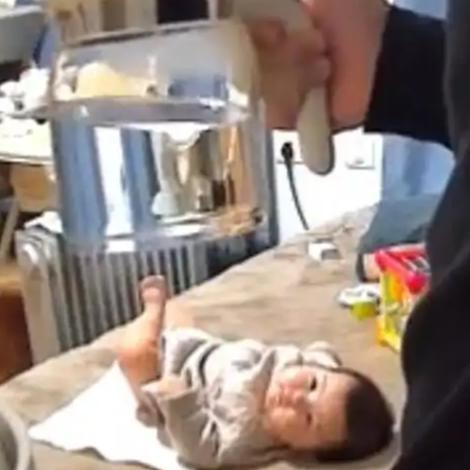 9个月大的宝宝虽然还不会说话，但用眼神和表情表达自己的情感，真是可爱极了。宝宝紧