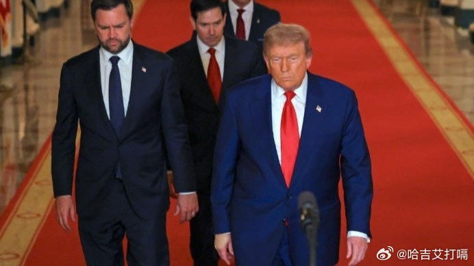 凤凰新闻【美媒：万斯或不参加下届大选】这场新的冲突也让万斯的政治前途变得复杂。.